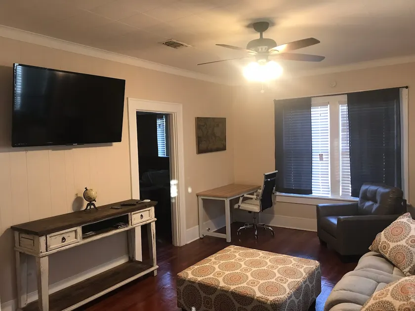 (4)Beautiful Apartment near downtown - Image 1