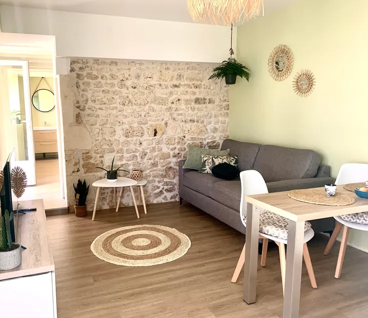Gîte in a green setting with private hot tub - Image 1