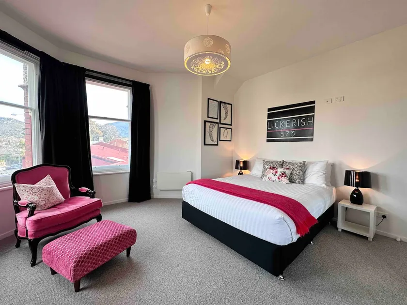 Red Door Penthouse in Battery Point - Image 1