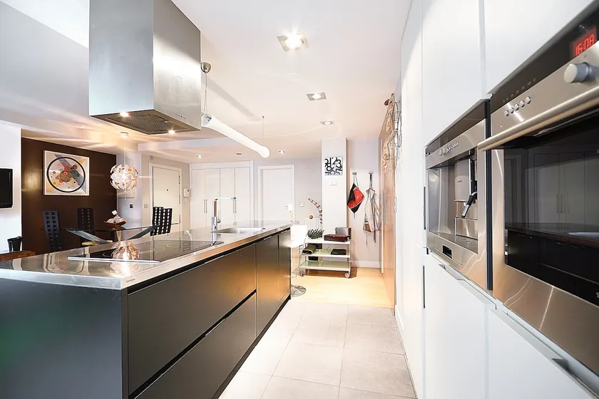 Modern, central and with garage. - Image 1