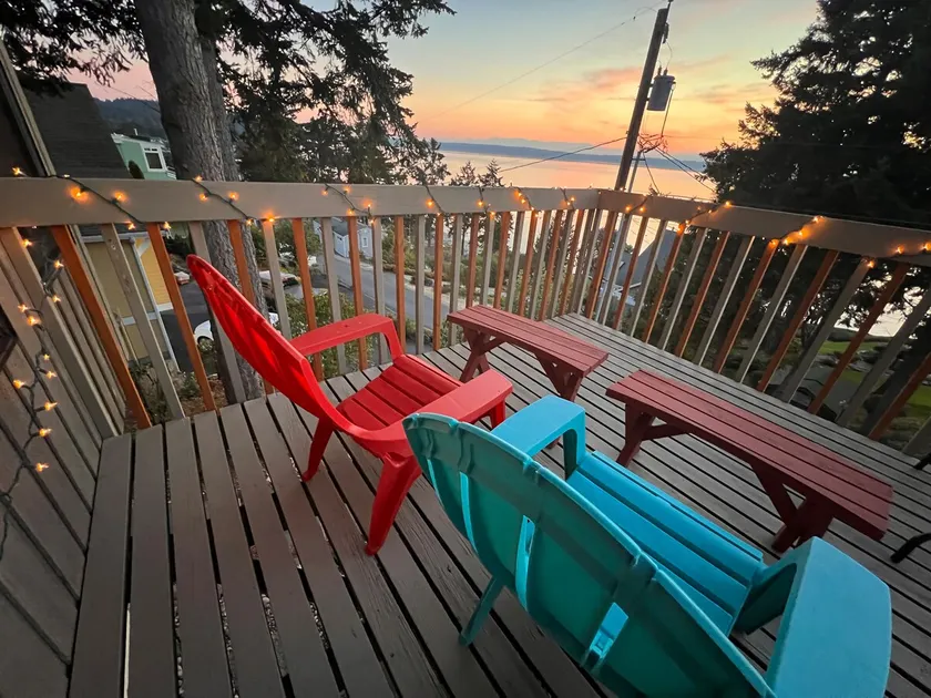 PUGET SOUND VIEWS! Beach, Full Kitchen! 2 Kings! - Image 1