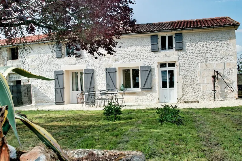 Charentaise house in wine-growing property - Image 1