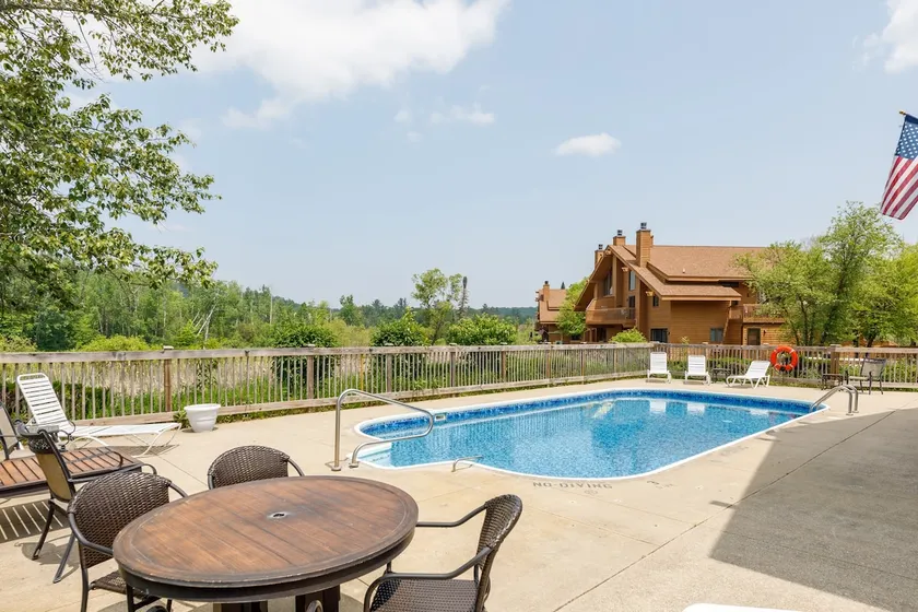 Close lakes, Golf, Fun! Pools, Boating! Sleeps 6 - Image 1