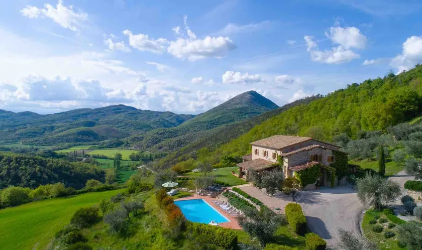 Farmhouse in Umbria with private pool, sleeping up to 12 people. - Image 1