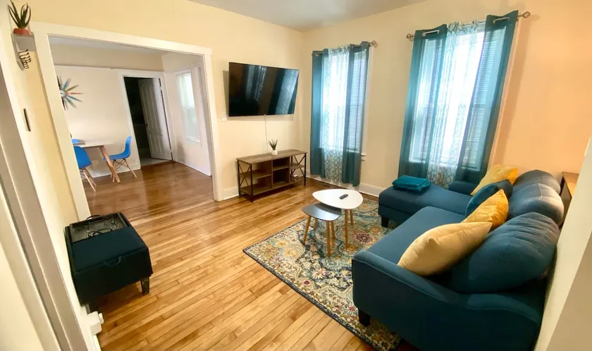 Cheerful 3-BR 2-full BR home close to Downtown - Image 1