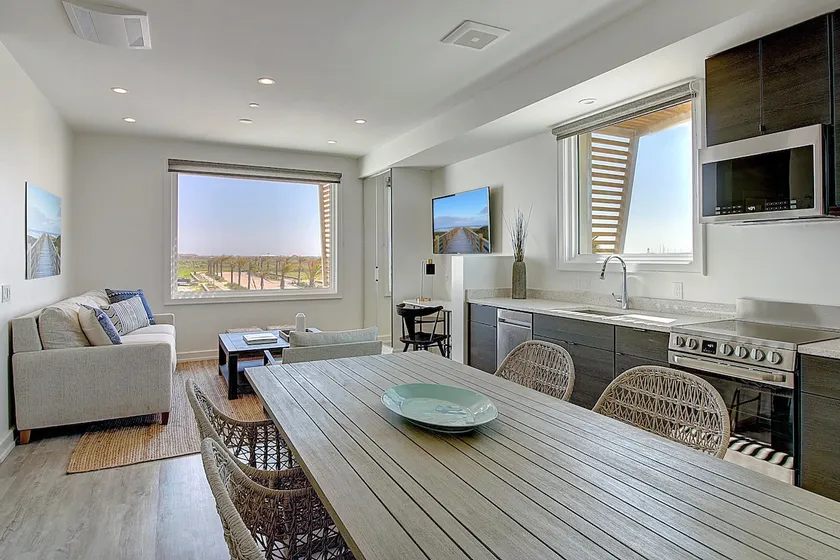 Lively Beach 1BR2BA Suite - Sleeps 4 - Image 1