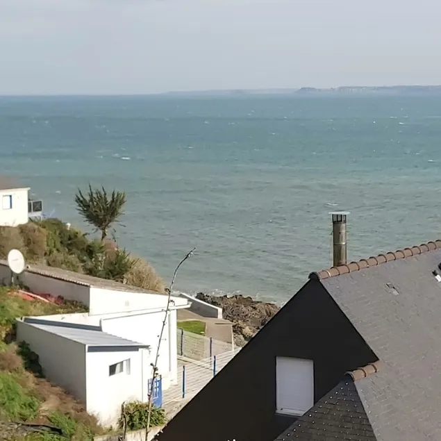 2 bedroom house with sea view - Image 1