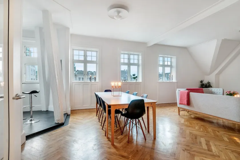 DESIGN. COMFORT. LOCATION. MASSIVE 250sqm. ENJOY! - Image 1