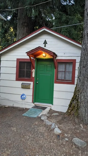 Cabin in the trees - Image 1