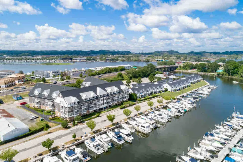 Luxury Two-Bedroom Condo on the Marina - Image 1