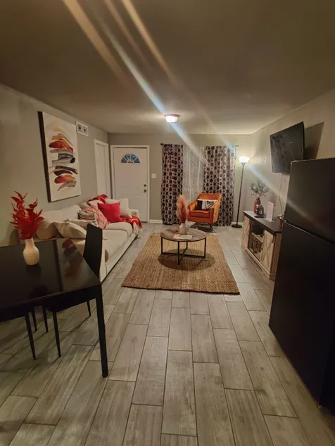 Comfortable 1BR Near LSU&Plants |FastWiFi | Parkin - Image 1