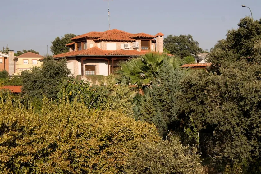 Villa Maribel, a 3-story chalet with a pool. - Image 1