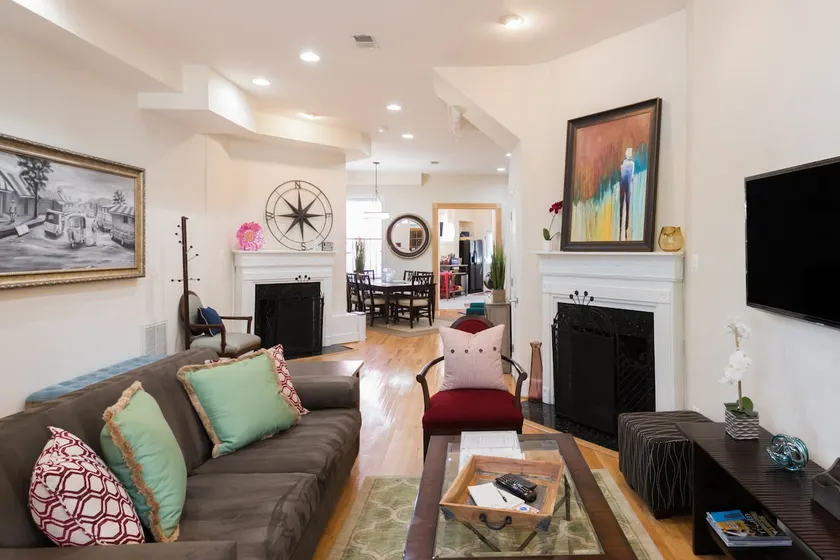 Large Cozy Brownstone House near the Convention Center - Image 1