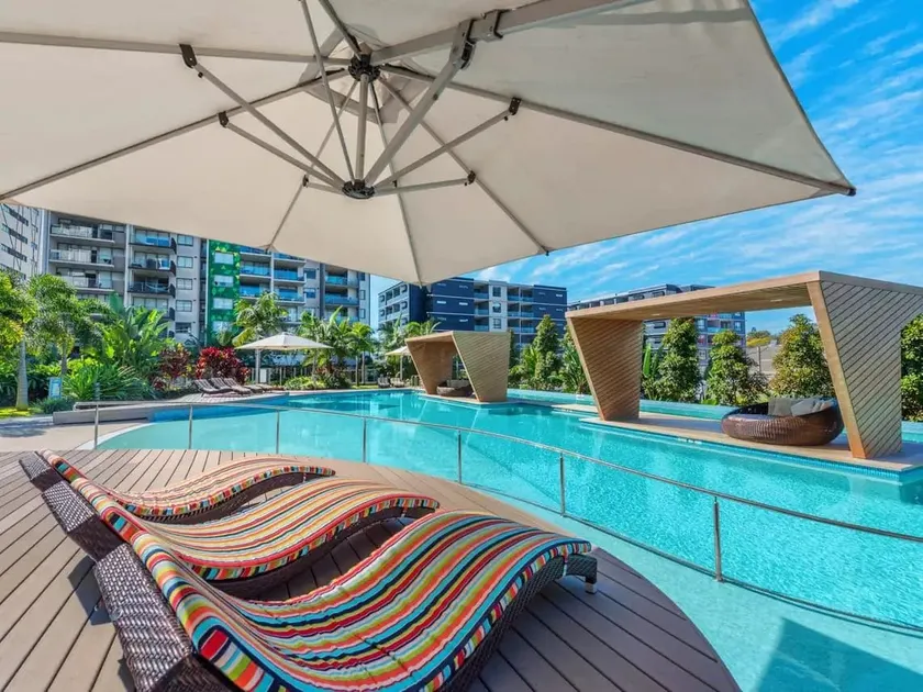 Modern 2 bedroom apartment w/ pool and garden view - Image 1