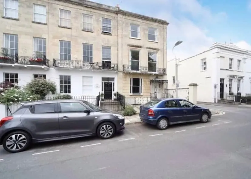 NEW LISTING - Chic Apt in Central Cheltenham Free Permit Parking - Image 1