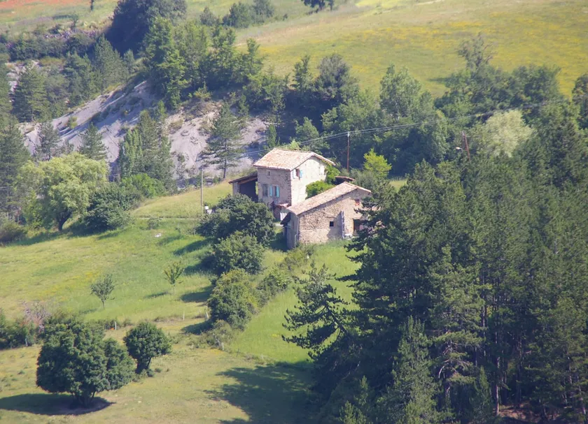 Old farm on a hill, quiet, panoramic view - Image 1