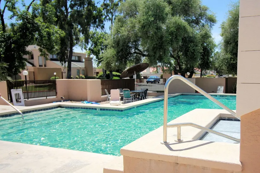 Bright and stylistic retreat near foothills - Image 1