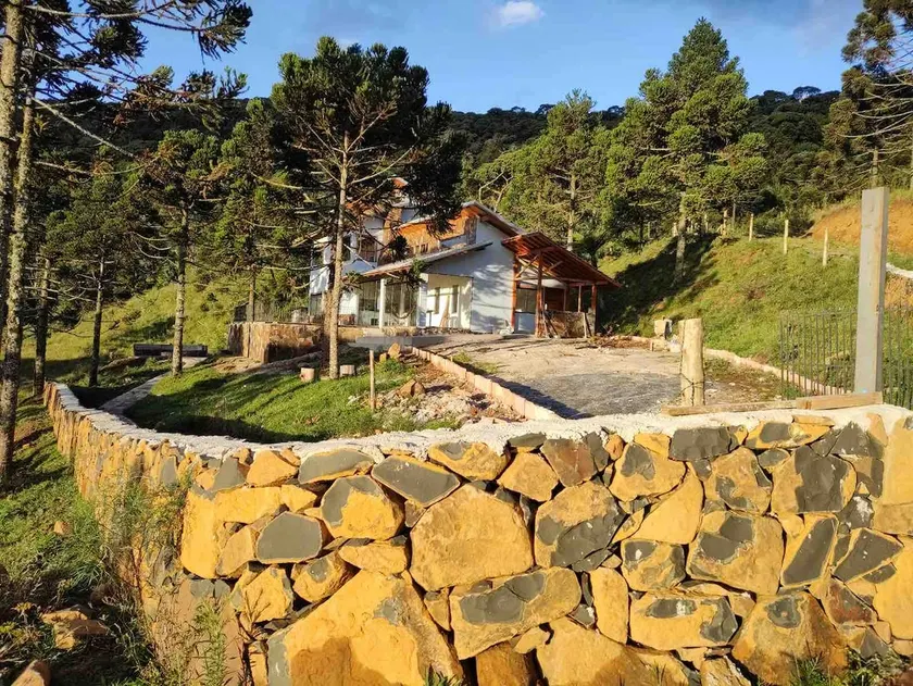 Full Country House / Monte Sierra Cabins - Image 1