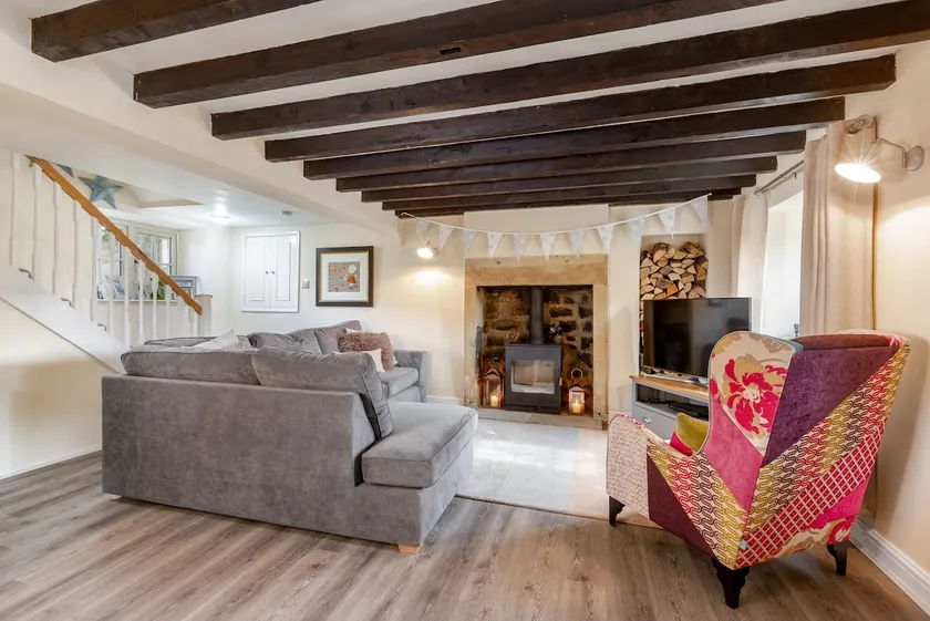 Village Pub & Dogs, Spacious 4 Bed Cottage for 7 - Image 1