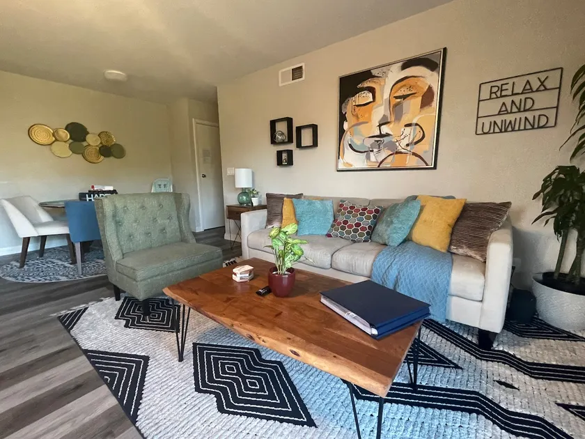Spacious 2 BR w/ Free Parking & WiFi - Image 1
