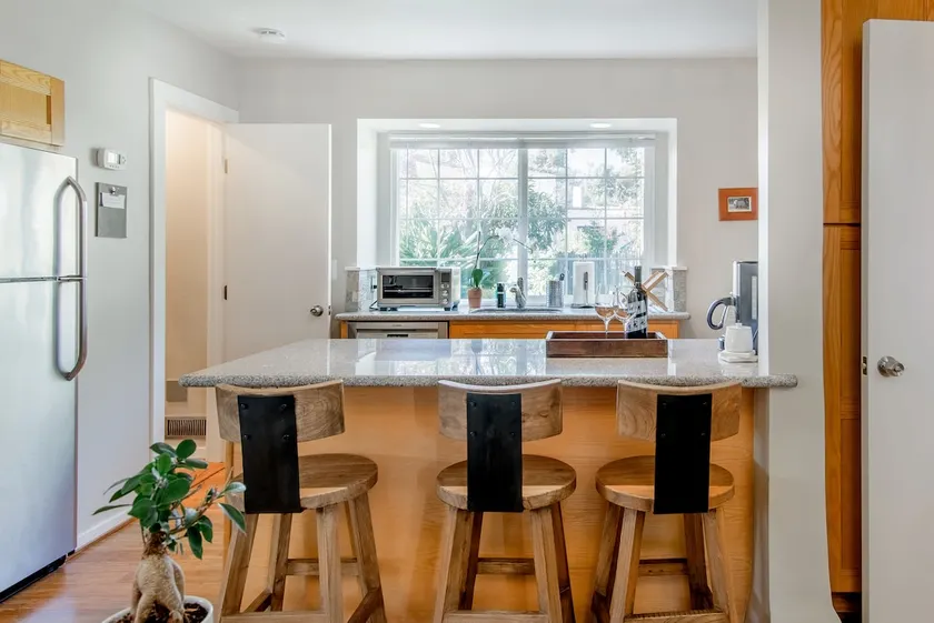 Private Cottage near Redwood City and San Carlos Downtowns - Image 1