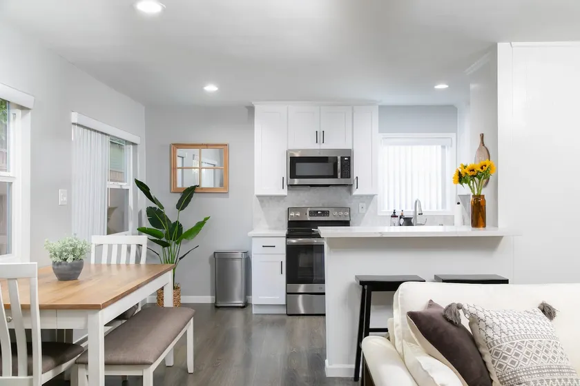 Newly remodeled |Spacious 2bedroom |Walk to beach - Image 1