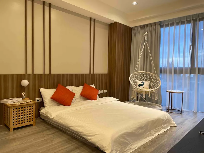 Enjoy the sea [Elegant wooden decoration 180° rotating TV Sunrise Wushi Port Near the beach Toucheng - Image 1
