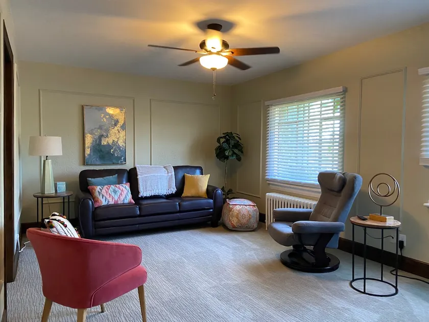Hidden Gem*Great Location*Elegant! - Image 1