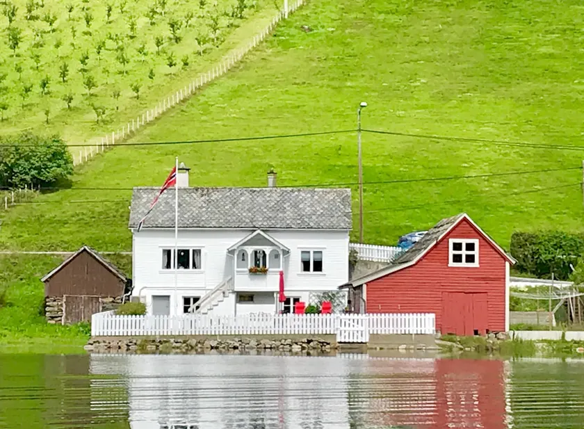 Cottage by the Fjord, near Trolltunger&Flåm - Image 1