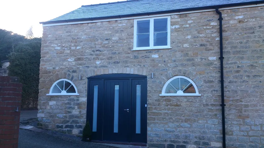 Lovingly restored, warm Coach house - Image 1