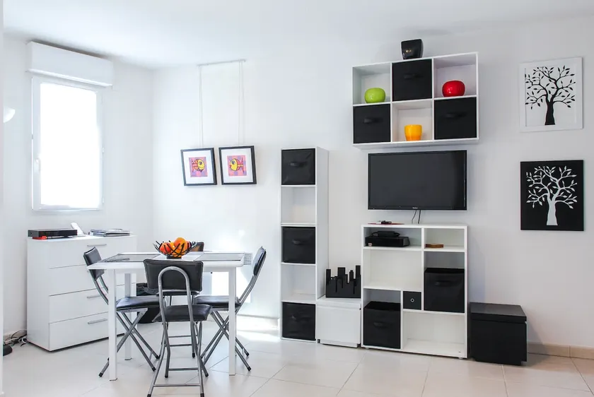 Air-conditioned studio with private garage - Image 1