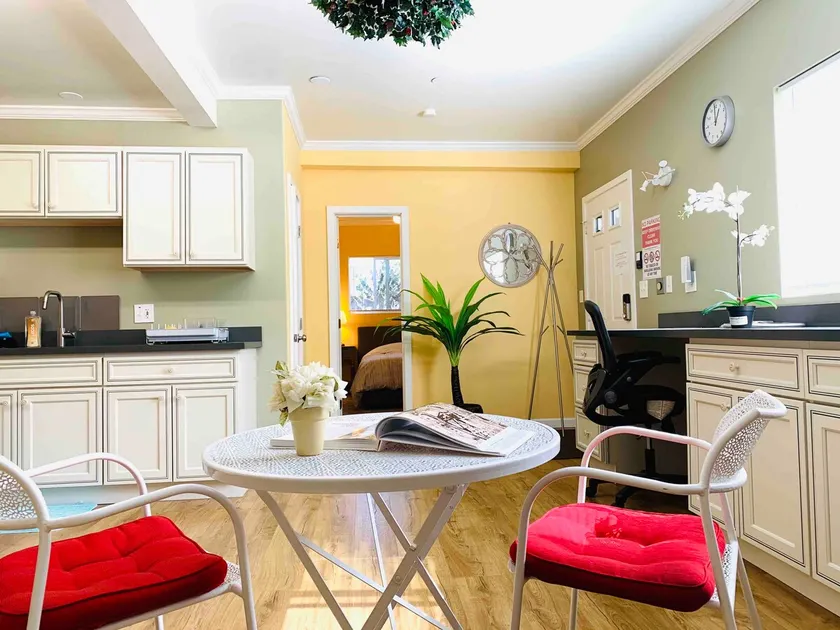 ❤️ Delightful 1B/1B modern with a leisure garden - Image 1