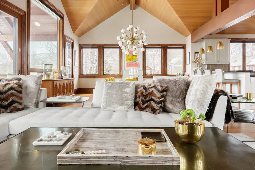 Large Family Home. Walk to Aspen Village Amenities. - Image 1