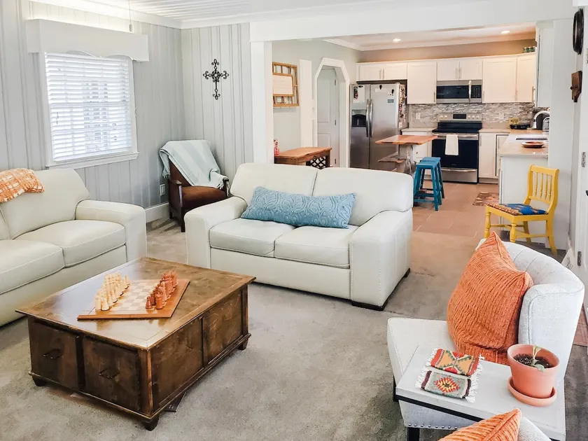 Charming, spacious 2-BR home with free parking - Image 1