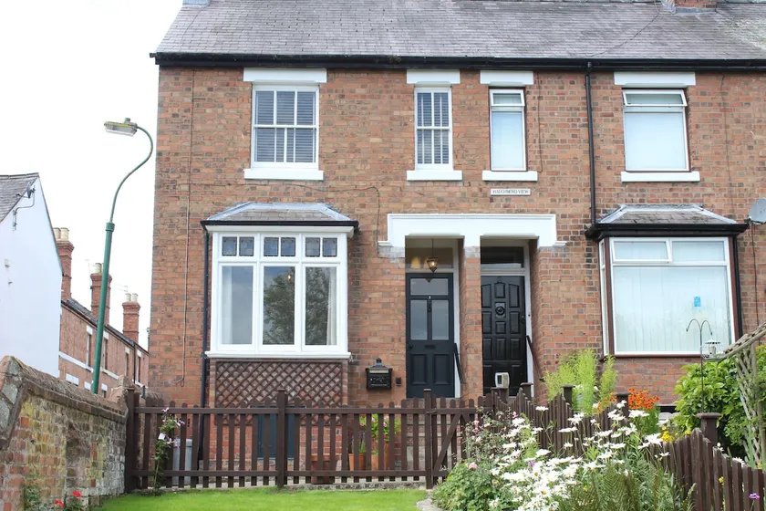 Luxury townhouse in town centre, views, river walk, Free Parking - Image 1