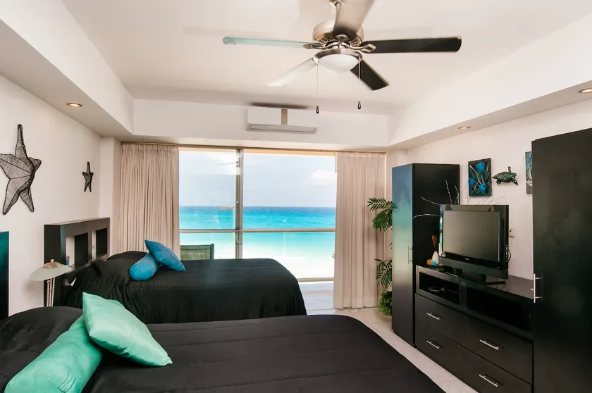 Wake up to the Caribbean | Beachfront | Hotel Zone - Image 1