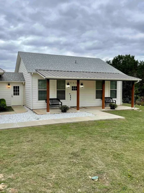 Cozy Farmhouse with a View - Image 1