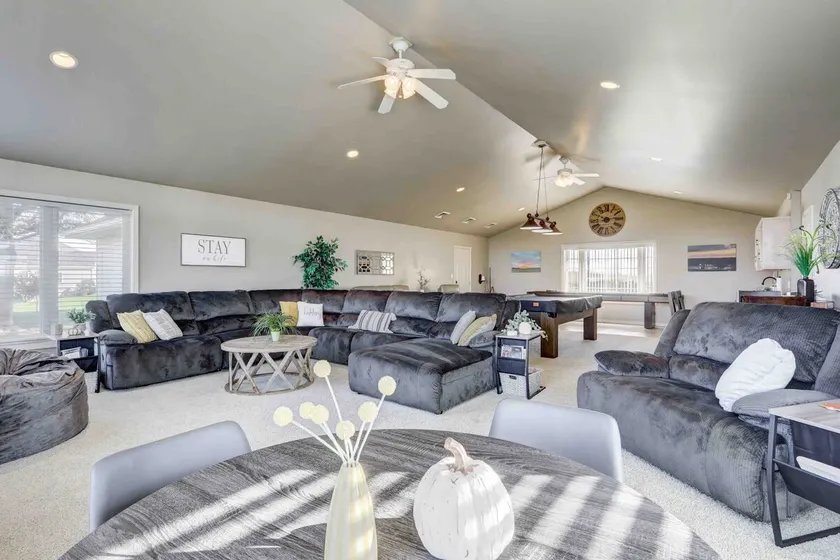 Sunrise Sunset views, spacious family home. - Image 1