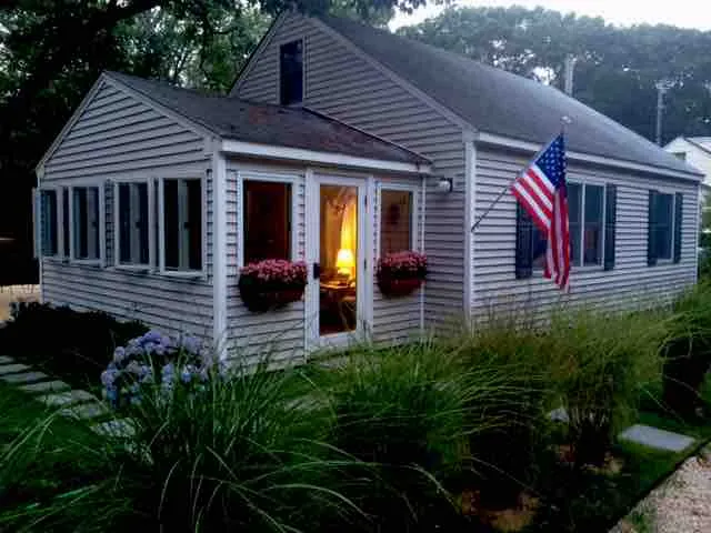 Beach Bungalow - Image 1