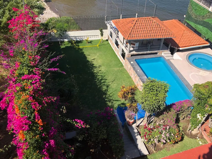 House near Lake Teques - Image 1