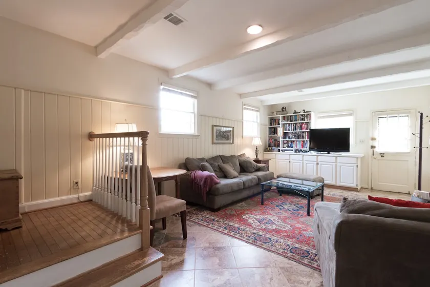 Private Lower Level Near Old Town - Image 1