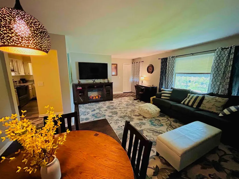 Upstairs Unit of Townhouse (Duplex) - Image 1