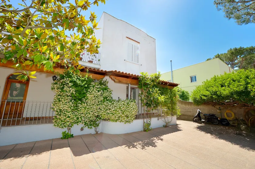 Apartment in villa near the sea, very central - Image 1