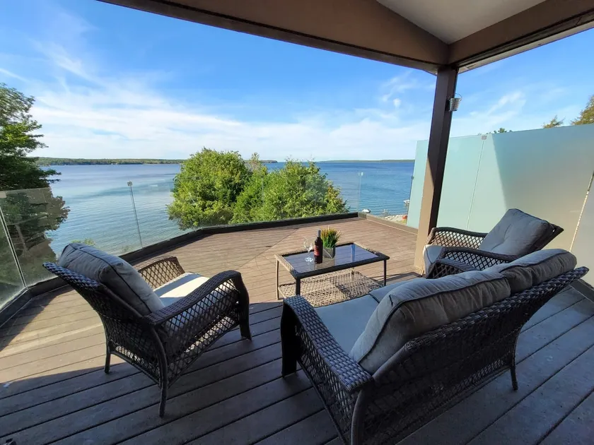 Beautiful & spacious all-season waterfront cottage - Image 1