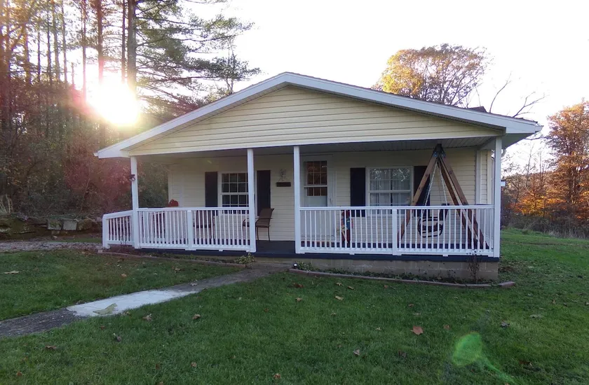 Golden Moose Cottage with hot tub - Image 1