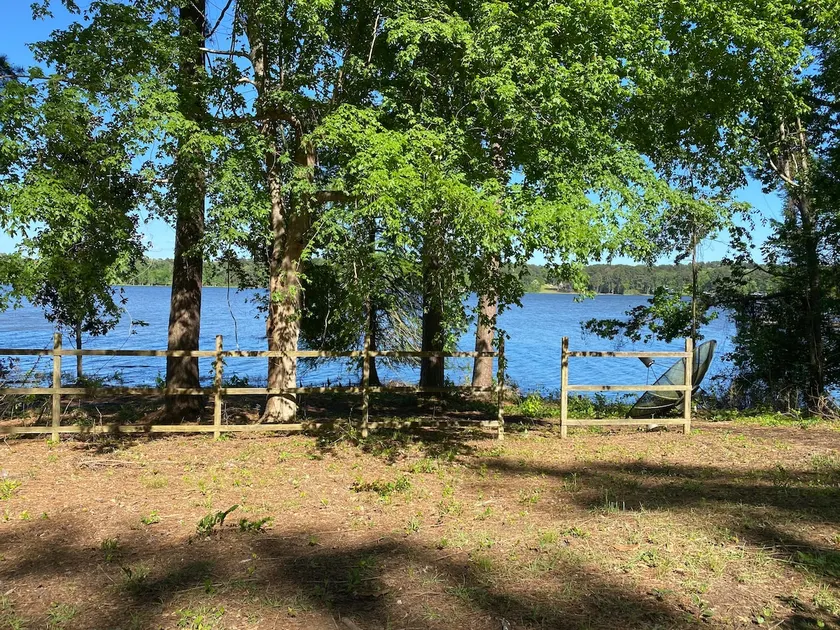 Erma’s Place - Toledo Bend Lakefront Log Cabin - Image 1