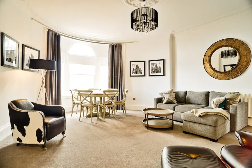 Charming Edinburgh Apartment With City Views - Image 1