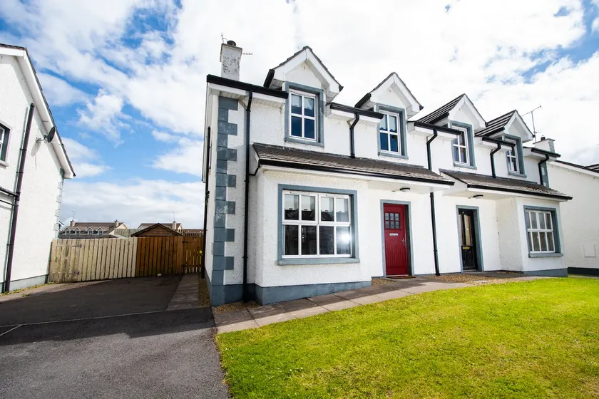 Spacious Three Bedroom Home in Bundoran - Image 1