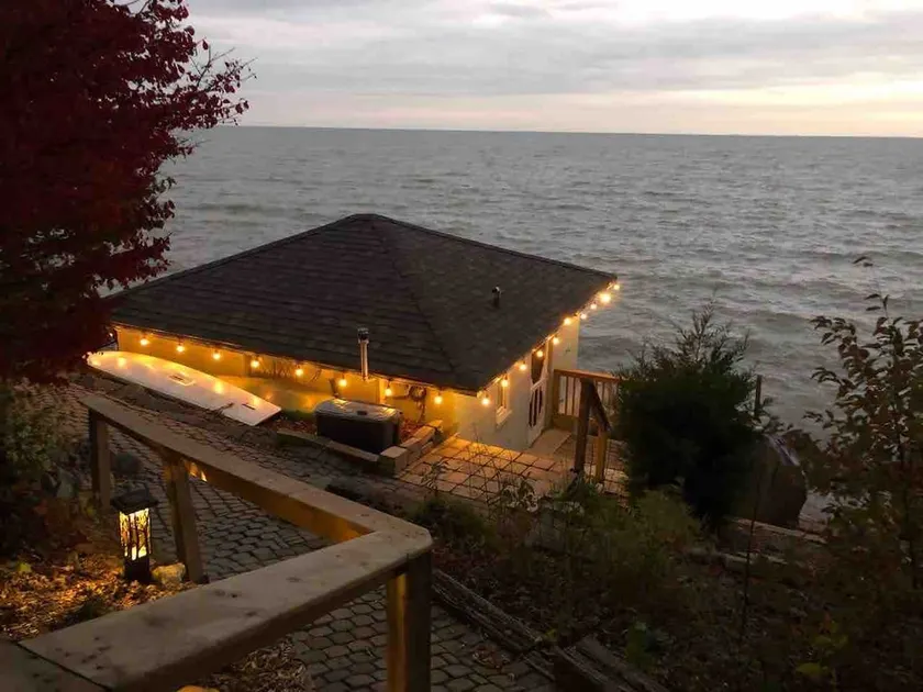 Small lake house on Lake Erie shore - Image 1