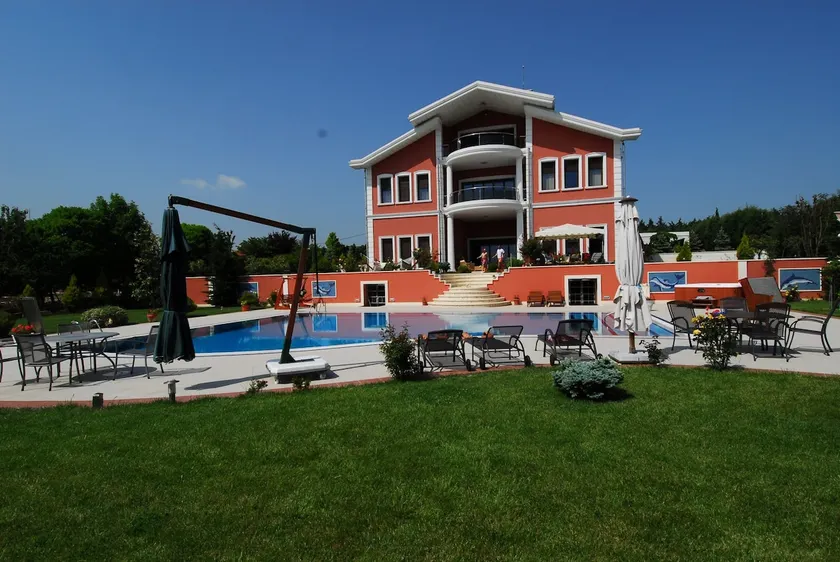 3-storey luxury villa with pool in Silivri Gazitepe - Image 1